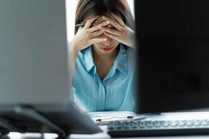 retrato, de, un, joven, mujer de negocios, cansado, de, trabajo foto