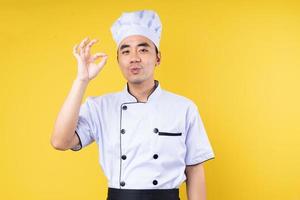 Retrato de chef masculino, aislado sobre fondo amarillo foto