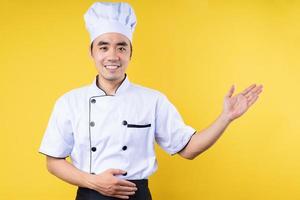 Retrato de chef masculino, aislado sobre fondo amarillo foto