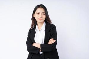 Retrato de joven empresaria vistiendo un traje, aislado sobre fondo blanco. foto