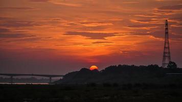 hermosa puesta de sol en un campo foto