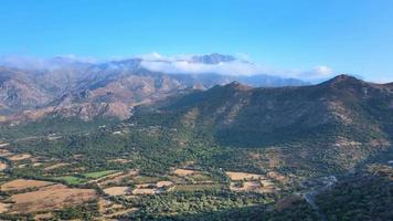 vliegen over de bergen en heuvels in corsica video