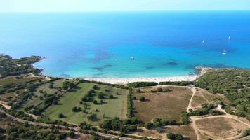 Strand, blaues Meer und Yachten auf Korsika video