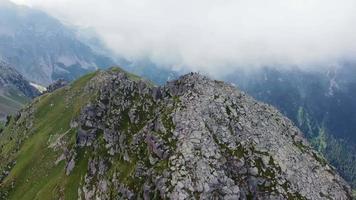 volando sobre la cima de las montañas video