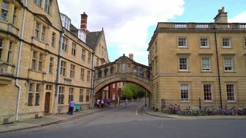 Hertford Bridge - Pont des Soupirs à Oxford City, Royaume-Uni video