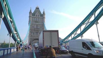 Tower Bridge en la ciudad de Londres, Inglaterra, Reino Unido. video