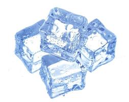 Cubitos de hielo con gotas de agua aislado en blanco foto