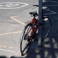 Modo de transporte en bicicleta en la calle. foto