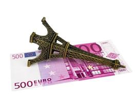 Quinientos billetes de 500 euros los billetes con la réplica de la torre Eiffel, aislado sobre fondo blanco. foto