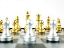 Rey de oro y plata y el caballero del ajedrez sobre fondo blanco. concepto de líder y trabajo en equipo para el éxito. concepto de ajedrez salvar al rey y salvar la estrategia foto