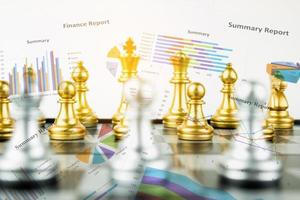 Tablero de ajedrez de doble exposición versus gráfico de finanzas, concepto de estrategia financiera, concepto de negocio foto