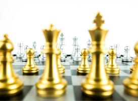 Rey de oro y plata y el caballero del ajedrez sobre fondo blanco. concepto de líder y trabajo en equipo para el éxito. concepto de ajedrez salvar al rey y salvar la estrategia foto