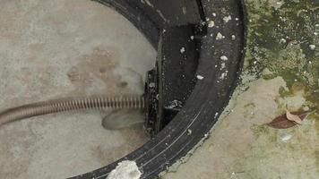 afvoer reiniging. loodgieter die verstopte vetvanger repareert met vijzelmachine. video