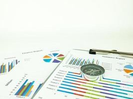 Gráfico de informe de marketing y análisis de gráfico financiero con brújula. foto