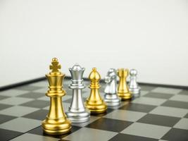 piezas de ajedrez de oro y plata foto