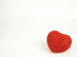 un corazón rojo sobre fondo blanco para San Valentín, postales y diseño foto