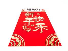 sobre rojo aislado sobre fondo blanco con febrero para regalo año nuevo chino. texto chino en el sobre que significa feliz año nuevo chino foto