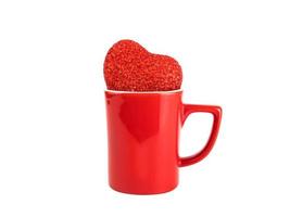 Corazón rojo en la taza de café aislado sobre fondo blanco, decoraciones de San Valentín, trazado de recorte foto