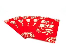 sobre rojo aislado sobre fondo blanco para regalo de año nuevo chino. texto chino en el sobre que significa feliz año nuevo chino foto