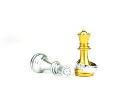 Anillo de diamantes con ajedrez reina de oro y plata aislado sobre fondo blanco, concepto de boda foto