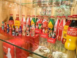 Bangkok -Tailandia, 3 de septiembre de 2017 colecciones de coca cola en el museo ban bang khen en bangkok, tailandia foto