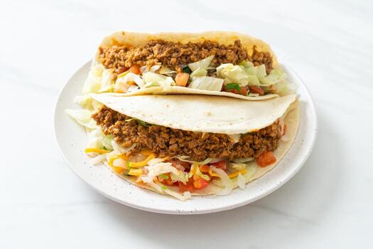 tacos mexicanos con pollo picado foto