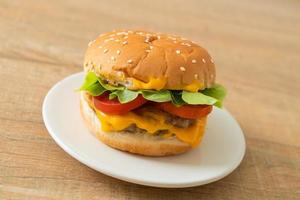 Hamburguesa de cerdo con queso en un plato foto