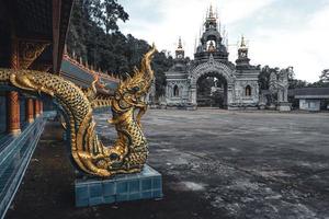 Wat phra buddhabat si roi, templo dorado en chiang mai, tailandia foto