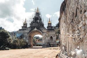 Wat phra buddhabat si roi, templo dorado en chiang mai, tailandia foto