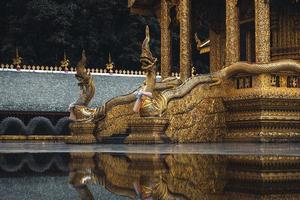 Wat phra buddhabat si roi, templo dorado en chiang mai, tailandia foto