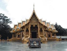 Wat phra buddhabat si roi, templo dorado en chiang mai, tailandia
