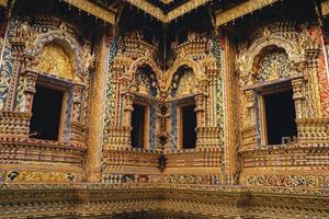 Wat phra buddhabat si roi, templo dorado en chiang mai, tailandia foto