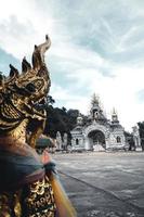 Wat phra buddhabat si roi, templo dorado en chiang mai, tailandia foto