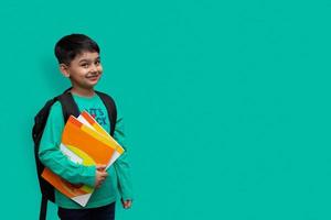 niño sonriente feliz volver a la escuela, jardín de infantes. éxito, motivación, ganador, concepto de genio. niño pequeño soñando con ser superhéroe foto