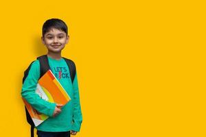 niño sonriente feliz volver a la escuela, jardín de infantes. éxito, motivación, ganador, concepto de genio. niño pequeño soñando con ser superhéroe foto