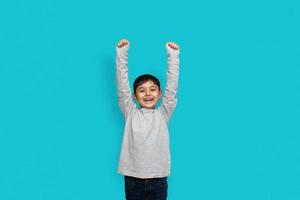 concepto de sorpresa, emoción y fascinación. niño asiático paquistaní sorprendido con asombrosas noticias inesperadas, habiendo asombrado mirada foto