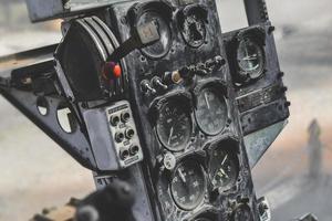 Panel de control de helicópteros militares de guerra vieja dañada. foto