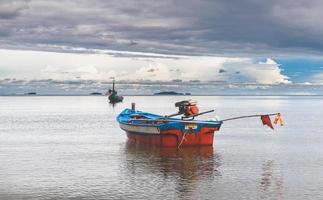 Barcos de madera de pesca con sol al aire libre. foto