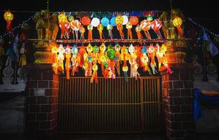 coloridas linternas de la calle del festival de loy krathong.
