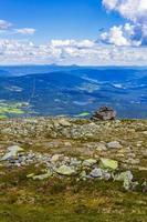 Big Rock en el increíble paisaje noruego en la cima de la montaña de Noruega. foto