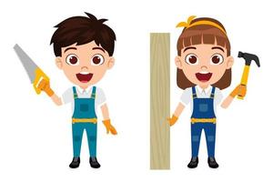 Feliz lindo hermoso niño niño y niña carpintero trabajador de la construcción de pie y posando sosteniendo herramientas cortador serrucho con tabla de madera vector