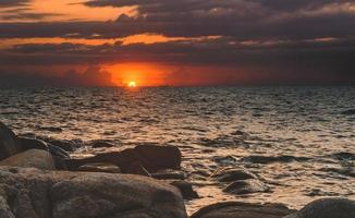 las piedras en el mar con cielo de nubes. foto