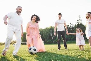 relajarse con toda la familia. Varias generaciones de género se reunieron para dar un paseo por el parque. foto