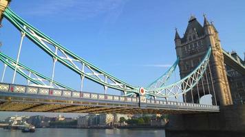 Tower Bridge en la ciudad de Londres, Inglaterra, Reino Unido. video