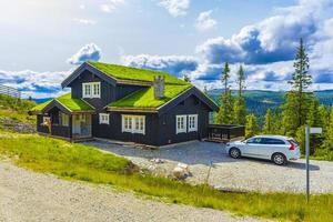 hermoso panorama cabañas cabañas montañas kvitfjell zona de esquí favang noruega. foto