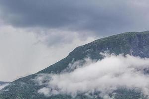 niebla niebla nubes acantilados en la montaña paisaje noruego jotunheimen noruega. foto