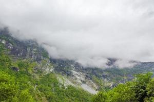 niebla niebla nubes acantilados en la montaña paisaje noruego utladalen noruega.