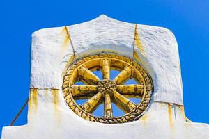 estatuas símbolos detalles y arquitectura templo tailandés koh phayam tailandia. foto