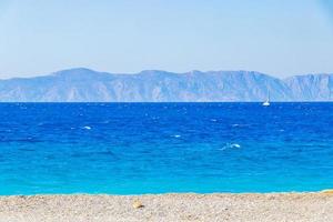 elli beach paisaje rodas grecia agua turquesa y vista de turquía. foto