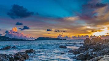 bel tramonto con cielo nuvoloso e ardente. video